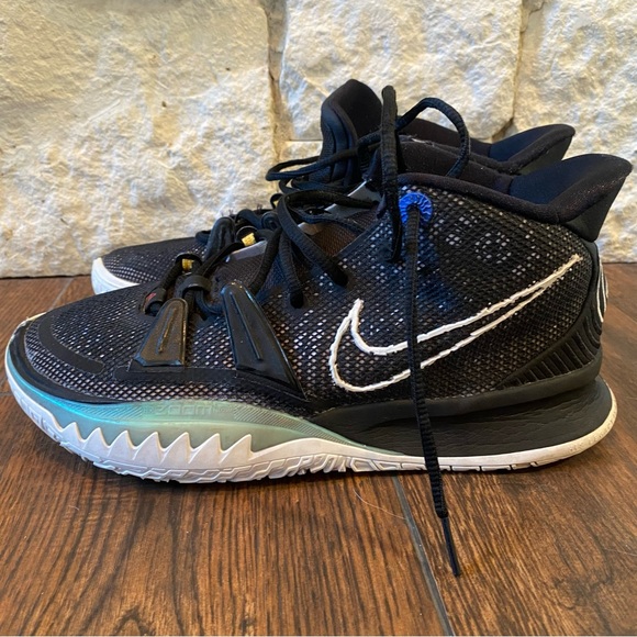 Nike Kyrie 7 Basketball Shoes - Picture 10 of 14